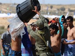 Familias enteras padecen todos los días la falta del agua y otras tantas tienen que pagar un alto precio por su consumo. ARCHIVO  /