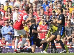 Ramsey (16) dispara para anotar el gol del tirunfo del Arsenal ante la mirada de varios jugadores del ManU. AP  /