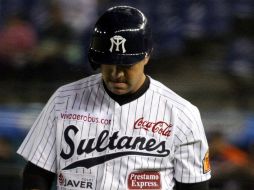 Edgar Quintero, de Sultanes Monterrey, equipo que abandona la cúspide de la Liga Mexicana de Beisbol. MEXSPORT  /