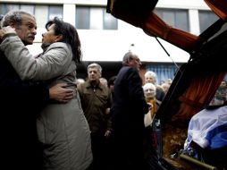 Familiares (en la imagen su hijo Mario), personaliades y vecinos asistieron al velatorio. AP  /