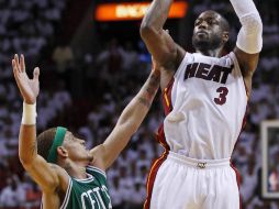 Dwyane Wade (3), del Heat de Miami, dispara a canasta ante la marca de Delonte West. REUTERS  /