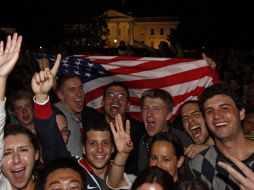 Estadounidenses festejan en Washington la muerte del jefe de Al Qaeda, Osama bin Laden. REUTERS  /