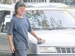 Una niña se gana la vida vestida de payaso. EL UNIVERSAL  /