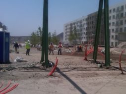 Pese a la orden de suspensión de las obras, los trabajadores continúan con algunas labores de edificación de la Villa. L. NAVARRO  /