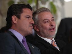 Aristóteles Sandoval entregó ayer el predio en el que se construirá el Barranca Museo, lo acompaña Emilio González. S. NÚÑEZ  /