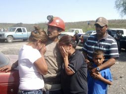 Las familias de los trabajadores comienzan a congregarse en el lugar a la espera de noticias. REUTERS  /