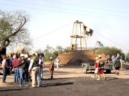 Personas esperan afuera de la mina donde se registró la explosión. EL UNIVERSAL  /