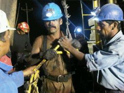 Mineros se alistan para descender en busca de los otros trabajadores. TOMADA DEL TWITTER DE JAVIER LOZANO  /
