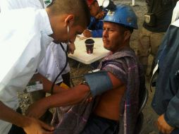 Un médico le toma la presión a uno de los rescatistas antes de que entre al “pocito” en busca de trabajadores restantes. EL UNIVERSAL  /