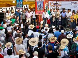 Con tambora, pétalos de flor y ofrendas, el pueblo de Topilejo dio la bienvenida a la marcha. EL UNIVERSAL  /