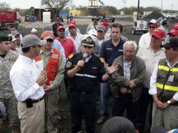 Renato Navarro, comandante de la Fuerza Naval chilena, explica sobre la situación de los mineros atrapados en Coahuila. AP  /