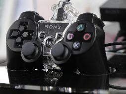 Una consola de Sony Playstation se muestra en una tienda de electrónica en Tokio. REUTERS  /