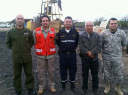 Javier Lozano Alarcón, junto a los expertos chilenos en minas, que se sumaron a los trabajos de rescate. NTX  /