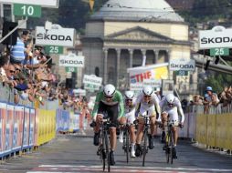 Marco Pinotti va por delante del resto de los competidores en la primera etapa del Giro de Italia. AP  /