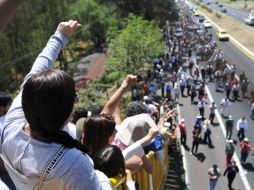 Miles de personas aplauden el paso de la Marcha por la Paz y la Dignidad que encabeza el poeta Javier Sicilia. EFE  /