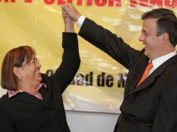 Marcelo Ebrard, alza la mano a Hortensia Aragón. NTX  /