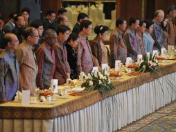 Los integrantes del Gobierno de Indonesia guardan silencio en honor a los fallecidos por el desplome de la aeronave. AP  /