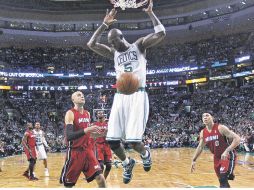 Kevin Garnett clava la pelota ante la tibia marca de Zydrunas Ilgauskas (izq.), de Miami. AP  /