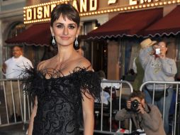 La actriz española sonríe a su llegada al estreno de su última película. REUTERS  /