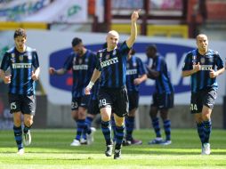 El mediocampista argentino Esteban Cambiasso (centro) celebra después de anotar un gol para el Inter al minuto 28. AFP  /