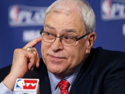 Phil Jackson responde preguntas al finalizar el partido ante los Mavericks de Dallas. REUTERS  /