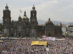 Miles de personas se reunieron en el Zócalo del DF para unirse al llamado de la Marcha por la Paz. EFE  /