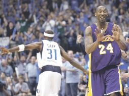 Kobe Bryant (24) reclama una jugada, mientras Jason Terry celebra el acierto de un triple. AFP  /