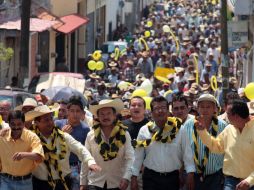 Valentín Guzmán, Carlos Navarrete y Julio César Aguirre marchan por las calles de Teloloapan, Guerrero. EL UNIVERSAL  /