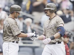 Al llegar al plato, el mexicano Jorge Cantú (der.) celebra su jonrón con Jason Bartlett. AP  /