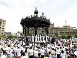Vestidos de blanco, cerca de dos mil tapatíos se pronuncian en la Plaza de Armas en favor de un freno a la violencia. E. PACHECO  /