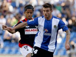 Giovani dos Santos pugna por el balón con el mediocentro del Hércules, Tiago Gomes. EFE  /