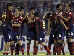 Los jugadores de Cerro Porteño celebran tras vencer al cuadro argentino, Estudiantes de La Plata, durante la Copa Libertadores. AP  /