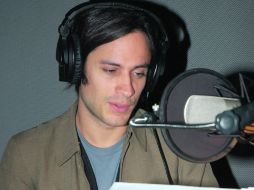 Gael García, durante la grabación que narra los episodios del documental Planeta humano.ELUNIVERSAL  /