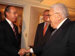 Felipe Calderón saluda al ex secretario de Estado norteamericano Herny Kissinger. EL UNIVERSAL  /