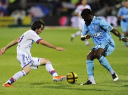 Taye Ismaila Cund Hayri Taiwo (der.) es el nuevo integrante del Milán. EFE  /