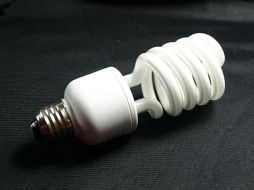 Los focos ahorradores serán distribuidos de manera gratuita entre la gente de menores ingresos en paquetes. ARCHIVO  /