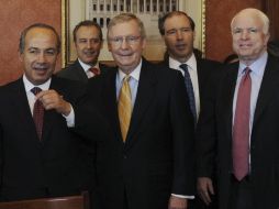 El Presidente Calderón (izq.), el senador republicano, Mitch McConnell, el demócrata Tom Udall y el senador John McCain. EFE  /