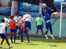 Los jugadores del Cruz Azul trabajan en un entrenamiento de cara a su próximo duelo ante el Morelia. MEXSPORT  /