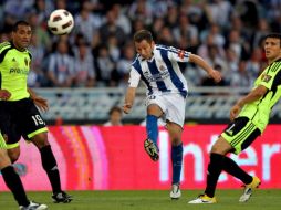 El delantero de la Real Sociedad Raúl Tamudo (2d) lanza el balón ante tres jugadores del Real Zaragoza. EFE  /