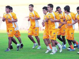 Elementos de Jaguares de Chiapas trotan durante la práctica. MEXSPORT  /