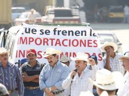 La marcha de los lecheros se dará  por la vía libre para concluir frente a la delegación de la Sagarpa. ARCHIVO  /
