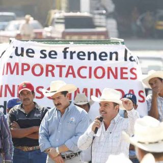 Lecheros inician marcha rumbo a la Sagarpa