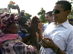 Barack Obama aplaude la mano de su abuela, Sarah Hussein  Obama, en casa de su padre en Nyongoma, Kenia. AP  /