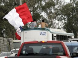 Los aficionados de las Chivas los acompañan durante el trayecto. E. BARRERA  /