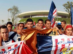 Aficionados de Pumas y Chivas presentes en el estadio Omnilife. MEXSPORT  /