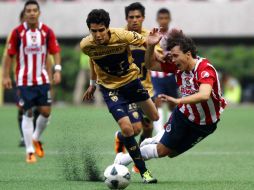 David Cabrera comete falta a Omar Arellano antes del final del Primer Tiempo. MEXSPORT  /