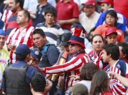 Las porras y los antimotines convivieron durante el partido. E. PACHECO  /