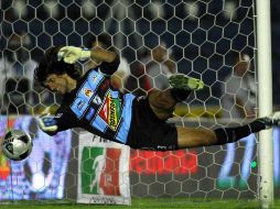 Federico Vilar no pudo contener el disparo de Christian Giménez y permitió el primer gol del Cruz Azul. MEXSPORT  /