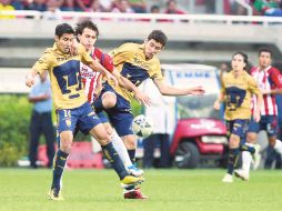 Luis Fuentes (izq.) e Israel Castro, de Pumas, luchan por la pelota con el rojiblanco Omar Arellano (centro). E. PACHECO  /