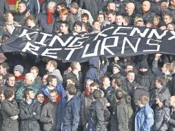 Los aficionados del Liverpool idolatran a su entrenador, felices de su regreso. REUTERS  /